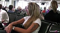 Deutsche MILF Jenny holt dicke Titten im Flieger raus und reitet Schwanz im Hotel – German Mature